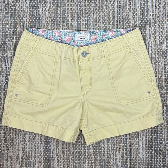 Levi’s Yellow Chino Shorts 4.5” Inseam Size 4 - Picture 1 of 6